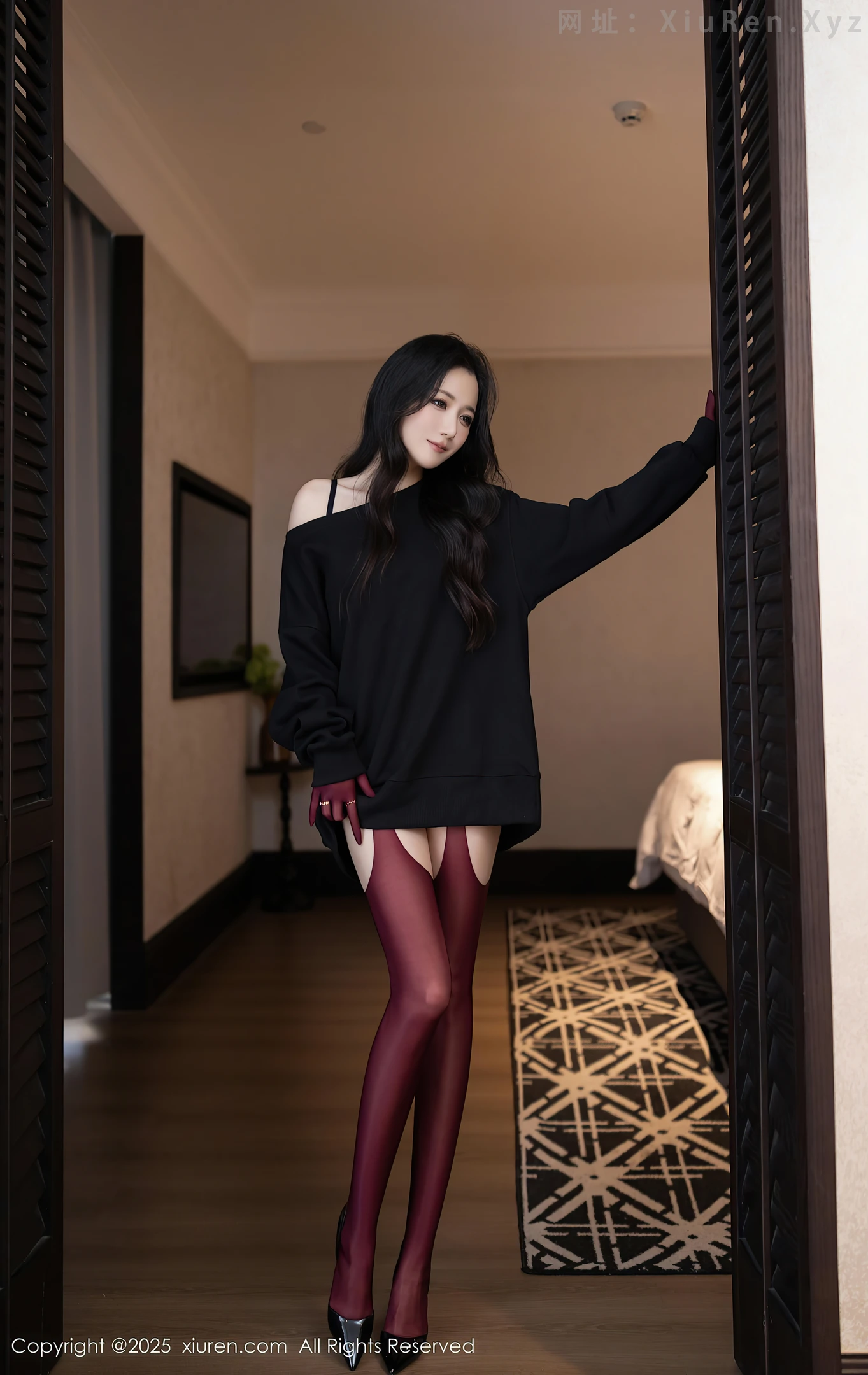 图片[2]-[XiuRen秀人网] VOL.10790 模特鱼子酱Fish性感黑色情趣内衣配红丝吊袜秀曼妙身材诱惑写真74P-秀人网官方网站